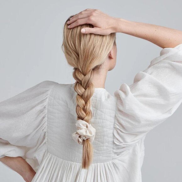 Atelier Des Femmes Linen Scrunchie in Cream - Picture 2 of 4